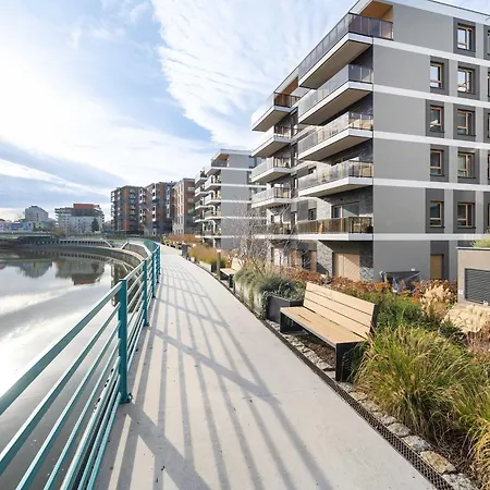 Exclusive In With 2 Parking Spaces, Desk And Air Conditioned Living By Renters Prestige