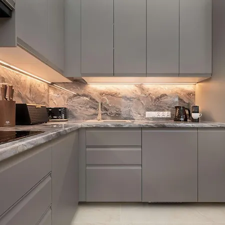 Exclusive In With 2 Parking Spaces, Desk And Air Conditioned Living By Renters Prestige *