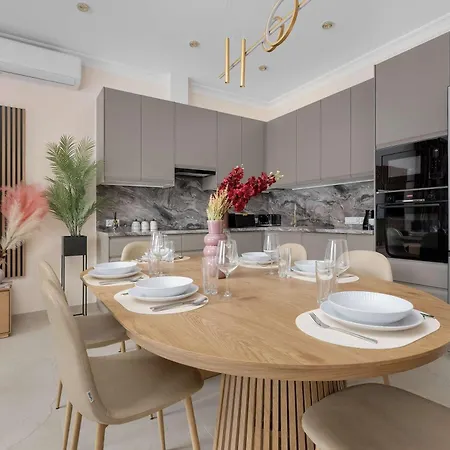 Exclusive In With 2 Parking Spaces, Desk And Air Conditioned Living By Renters Prestige * Breslavia