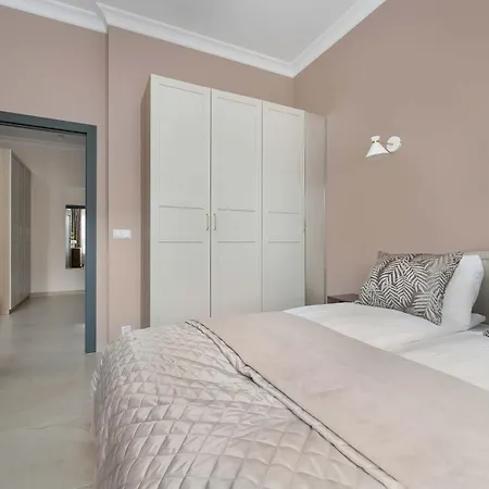 Exclusive In With 2 Parking Spaces, Desk And Air Conditioned Living By Renters Prestige Апартаменты *