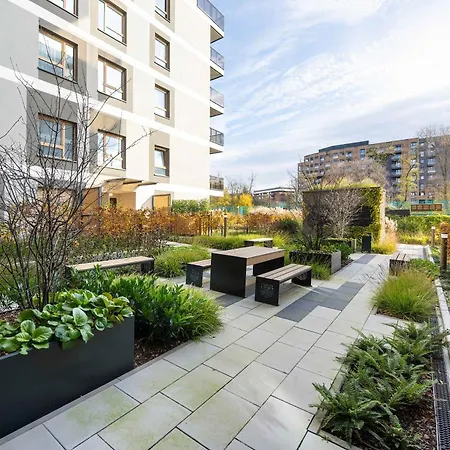 Exclusive In With 2 Parking Spaces, Desk And Air Conditioned Living By Renters Prestige * Breslavia