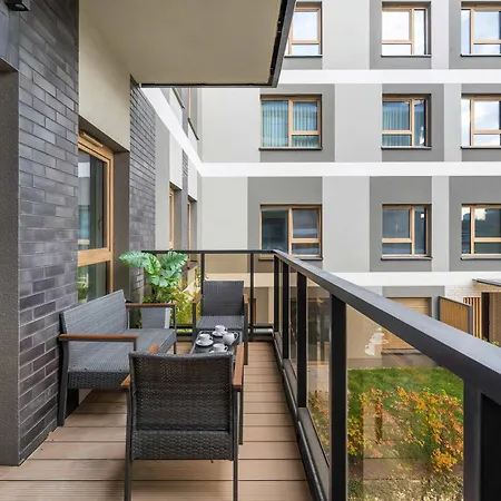 Exclusive In With 2 Parking Spaces, Desk And Air Conditioned Living By Renters Prestige * Breslavia