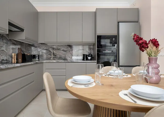 Exclusive In With 2 Parking Spaces, Desk And Air Conditioned Living By Renters Prestige Апартаменты *