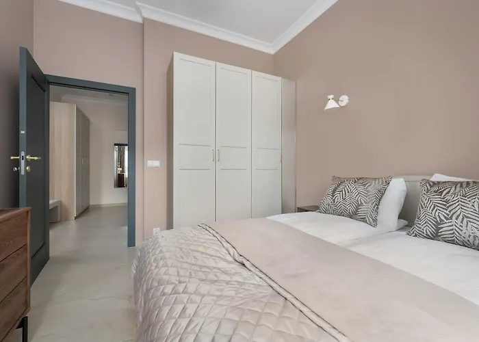 Exclusive In With 2 Parking Spaces, Desk And Air Conditioned Living By Renters Prestige Апартаменты *