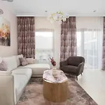 Appartamento Exclusive In With 2 Parking Spaces, Desk And Air Conditioned Living By Renters Prestige Breslavia