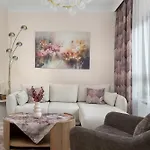 Exclusive In With 2 Parking Spaces, Desk And Air Conditioned Living By Renters Prestige