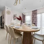 Exclusive In With 2 Parking Spaces, Desk And Air Conditioned Living By Renters Prestige *
