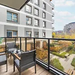 Exclusive In With 2 Parking Spaces, Desk And Air Conditioned Living By Renters Prestige Apartamento Breslavia