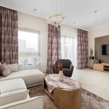 Exclusive In With 2 Parking Spaces, Desk And Air Conditioned Living By Renters Prestige Wroclaw