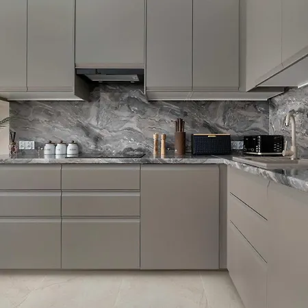 Exclusive In With 2 Parking Spaces, Desk And Air Conditioned Living By Renters Prestige * Breslavia