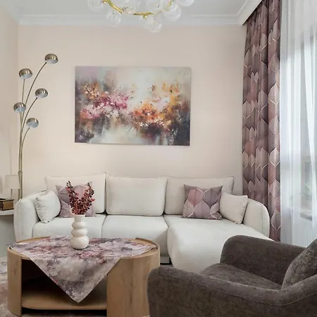 Exclusive In With 2 Parking Spaces, Desk And Air Conditioned Living By Renters Prestige