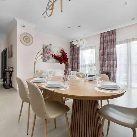 Exclusive In With 2 Parking Spaces, Desk And Air Conditioned Living By Renters Prestige *