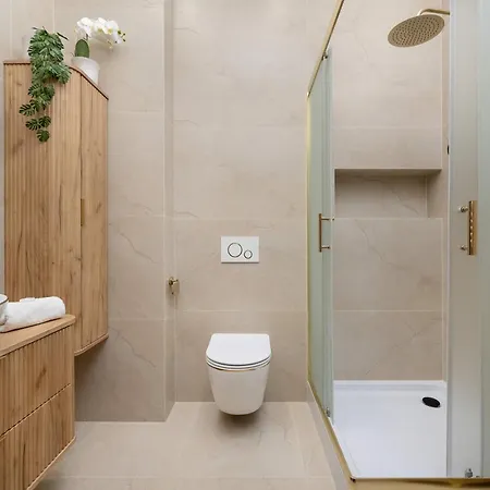Exclusive In With 2 Parking Spaces, Desk And Air Conditioned Living By Renters Prestige