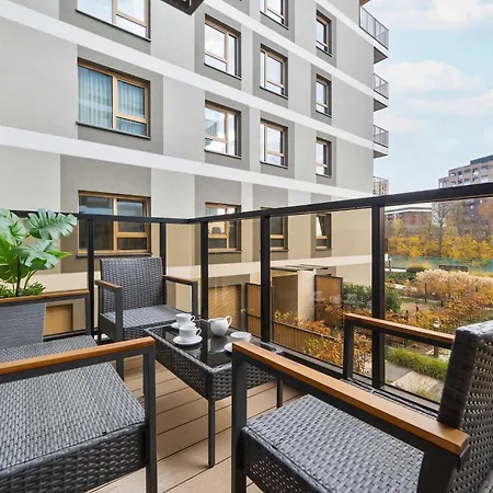 Exclusive In With 2 Parking Spaces, Desk And Air Conditioned Living By Renters Prestige