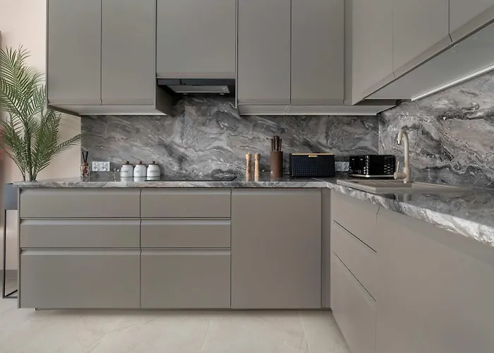 Exclusive In With 2 Parking Spaces, Desk And Air Conditioned Living By Renters Prestige * ורוצלב