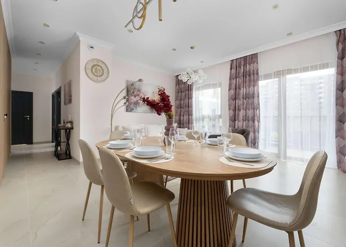 Exclusive In With 2 Parking Spaces, Desk And Air Conditioned Living By Renters Prestige *